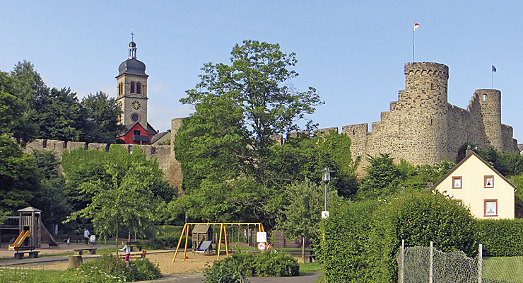 Die wehrhafte Stadt: Hillesheim mit Stadtmauer und Pfarrkirche St. Martin Stadtmauer und Kirche in Hillesheim, Foto: Jochen Hank