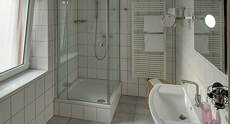 Geräumiges Bad im Gästehaus Kloep in der Vulkaneifel Bad mit Dusche und WC im Gästehaus Kloep in Hillesheim