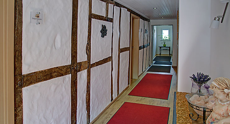 Blick in den Flur des Gästehaus Kloep in der Eifel Fachwerkwand im Flur der Gästezimmer des Gästehauses Kloep in Hillesheim