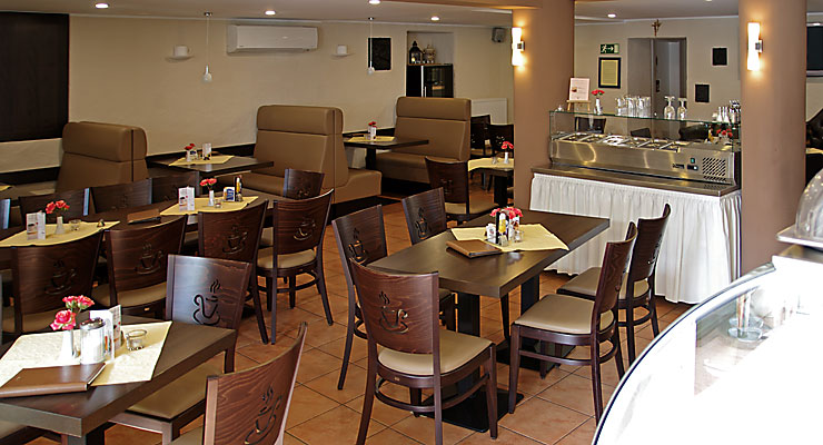 Innenansicht der Hillesheimer Kaffeestuv im Gästehaus Kloep in Hillesheim Auf Wunsch können Sie im hauseigenen Café, der Hillesheimer Kaffeestuv, morgens Ihr Frühstück vom Buffet genießen